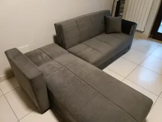 Divano angolare grigio in tessuto con contenitore