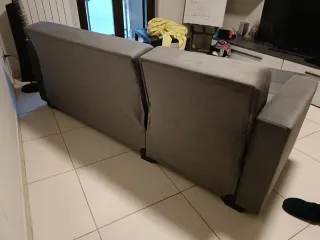 Divano angolare grigio in tessuto con contenitore