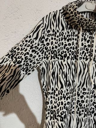 Sudadera con estampado animal print