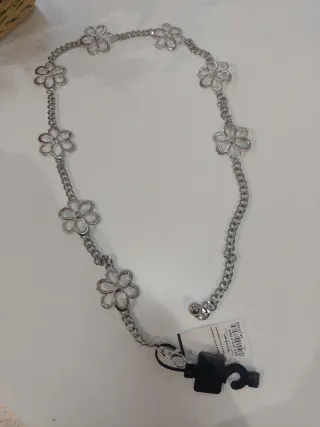 Cinturón plateado con flores