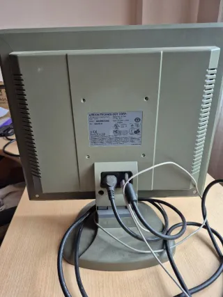 Pantalla de PC Plata y Negra