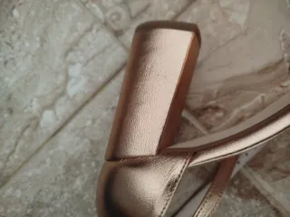 Sandalias Polin et Moi Doradas rosadas