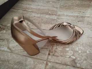 Sandalias Polin et Moi Doradas rosadas