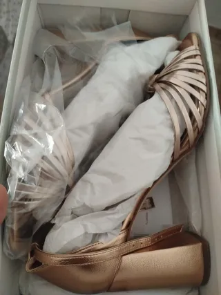 Sandalias Polin et Moi Doradas rosadas