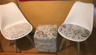 2 Sillas y Puff con asientos tapizados