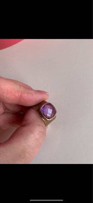 Anillo dorado con amatista grande