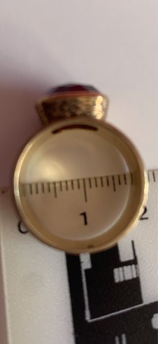 Anillo dorado con amatista grande