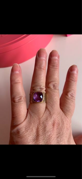 Anillo dorado con amatista grande