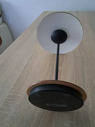 Lámpara LED de mesa madera y metal