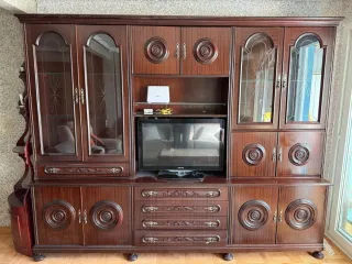 Mueble de comedor madera oscura