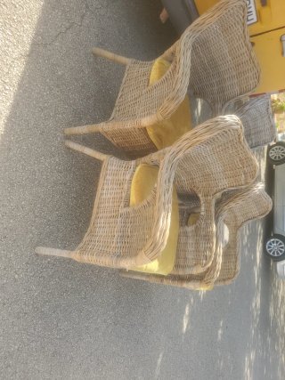 Silla de mimbre con cojín