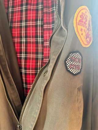 Parka militar verde con parches