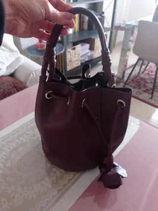 Bolso cubo Zara burdeos. Tamaño medio.