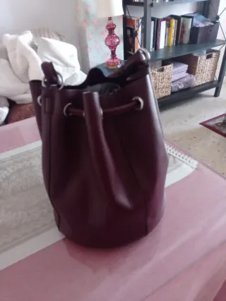 Bolso cubo Zara burdeos. Tamaño medio.