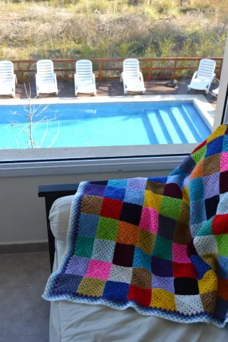 Manta tejida a ganchillo "Mar Azul"