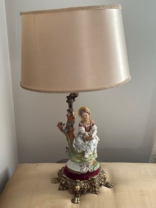 Lámpara de mesa porcelana figura mujer y de hombre