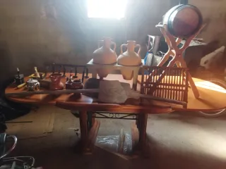 Mesa de madera y cerámica antigua