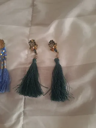 Dos pares de pendientes largos flecos