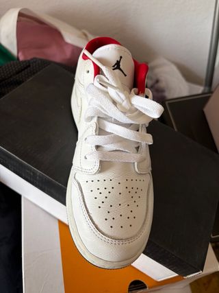 Zapatillas Jordan Blancas y Rojas