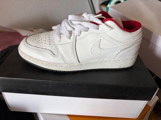 Zapatillas Jordan Blancas y Rojas