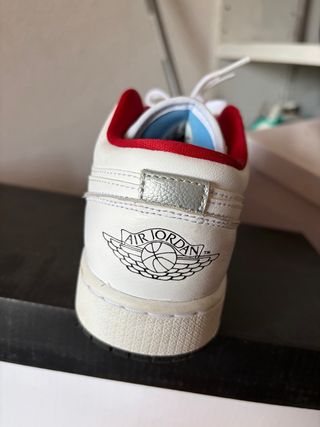 Zapatillas Jordan Blancas y Rojas