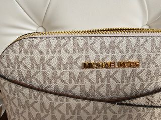 Bolso bandolera Michael Kors beige y dorado