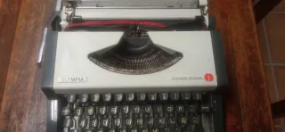 Máquina de escribir Olympia Traveller de Luxe