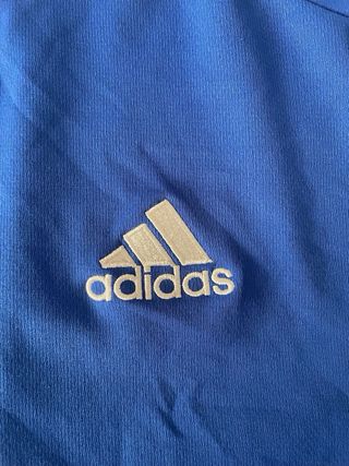 Camiseta deportiva Adidas azul y blanca