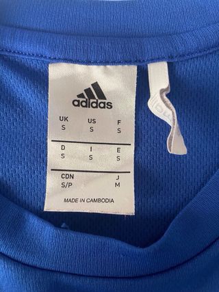 Camiseta deportiva Adidas azul y blanca