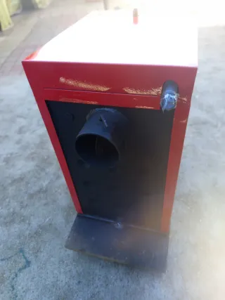 Caldera de leña roja y negra