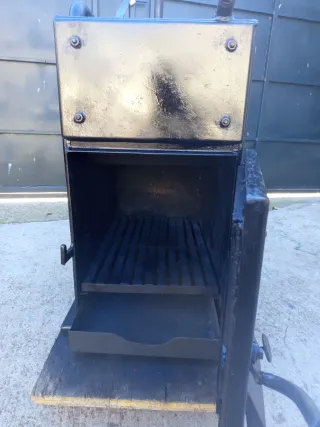 Caldera de leña roja y negra