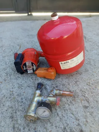 Caldera de leña roja y negra