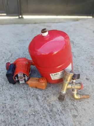 Caldera de leña roja y negra