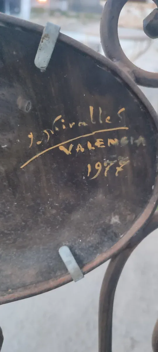 Cabezal forja antiguo pintado firmado. 1977