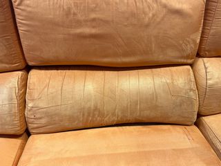 Sofá naranja con chaise longue