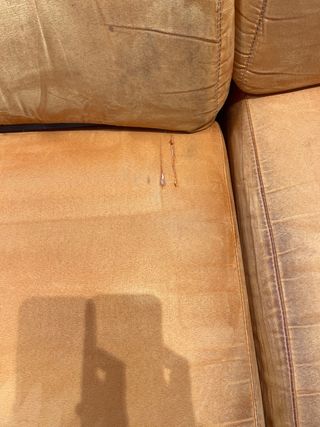 Sofá naranja con chaise longue