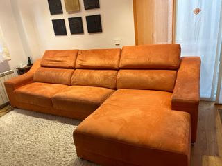 Sofá naranja con chaise longue