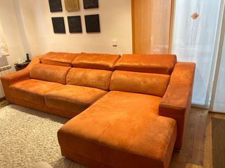 Sofá naranja con chaise longue