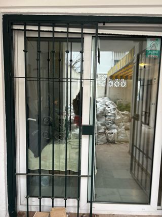 Reja doble abatible para ventanal