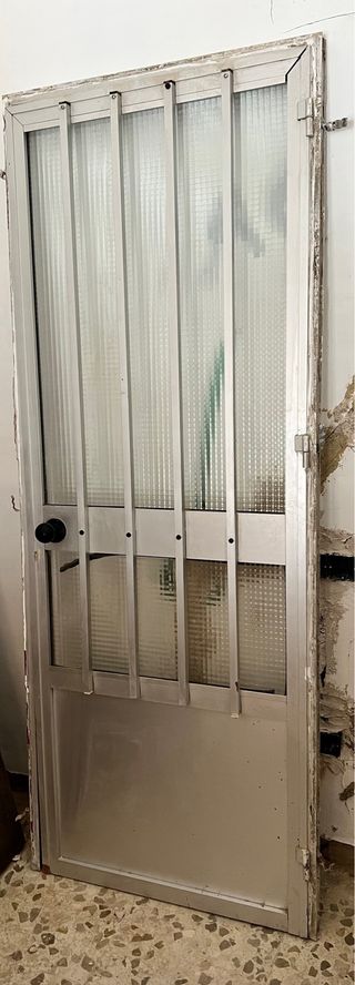 Puerta aluminio con cristal y reja