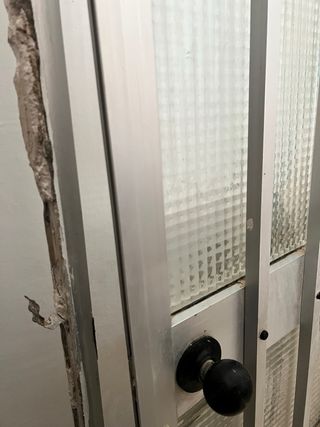 Puerta aluminio con cristal y reja