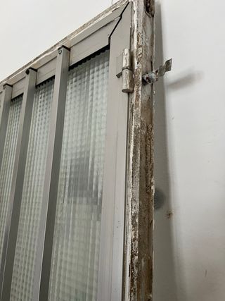 Puerta aluminio con cristal y reja