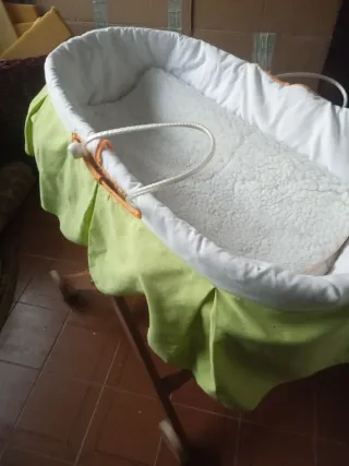 Moisés mimbre con ruedas más colchon y funda