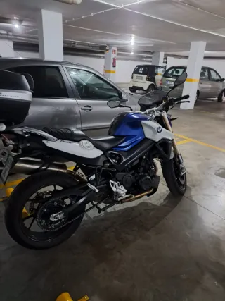 BMW F800R Naked Azul/Blanco. Año 2016. Con baúl