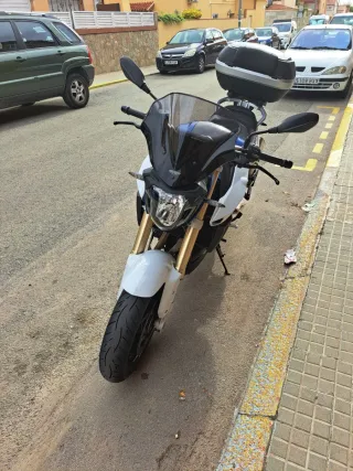 BMW F800R Naked Azul/Blanco. Año 2016. Con baúl