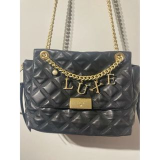 Bolso Guess Luxe Piel Negra y Dorada