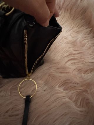 Bolso Guess Luxe Piel Negra y Dorada