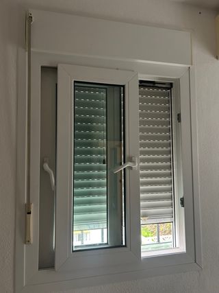 Ventana con persiana y tela mosquitera