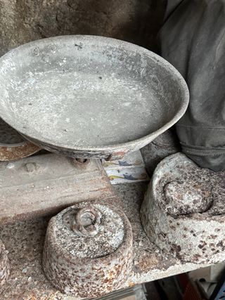 Báscula antigua con pesos