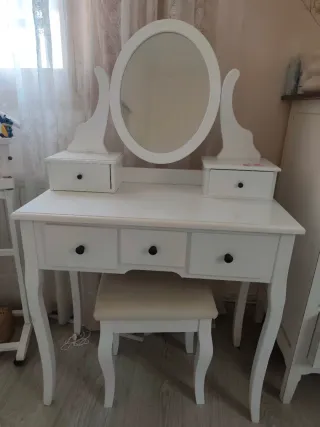 Tocador blanco con espejo y taburete